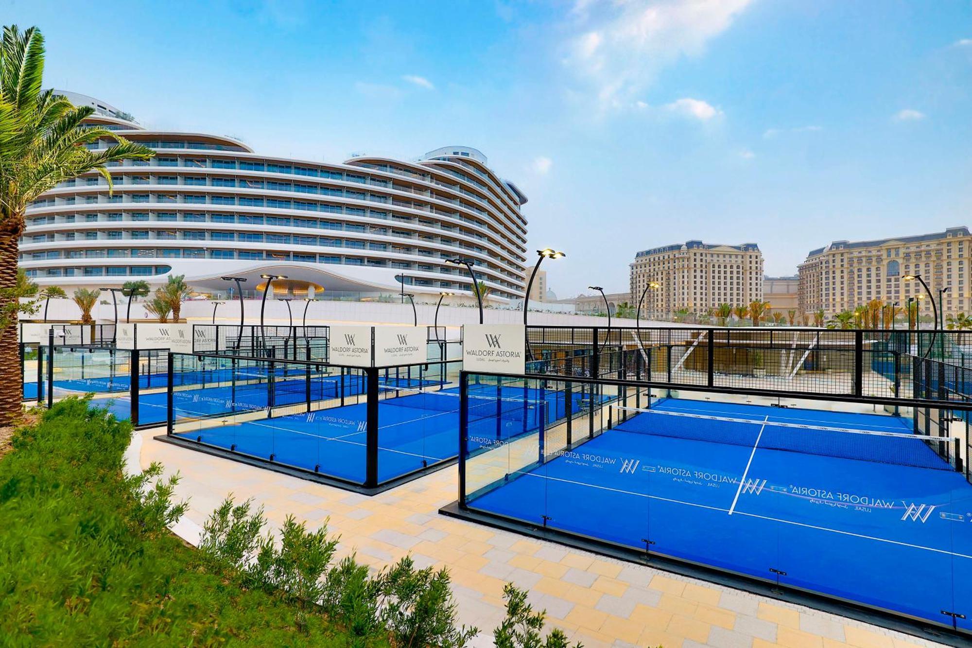 Waldorf Astoria Doha Lusail Exteriér fotografie The paddle tennis courts at the complex