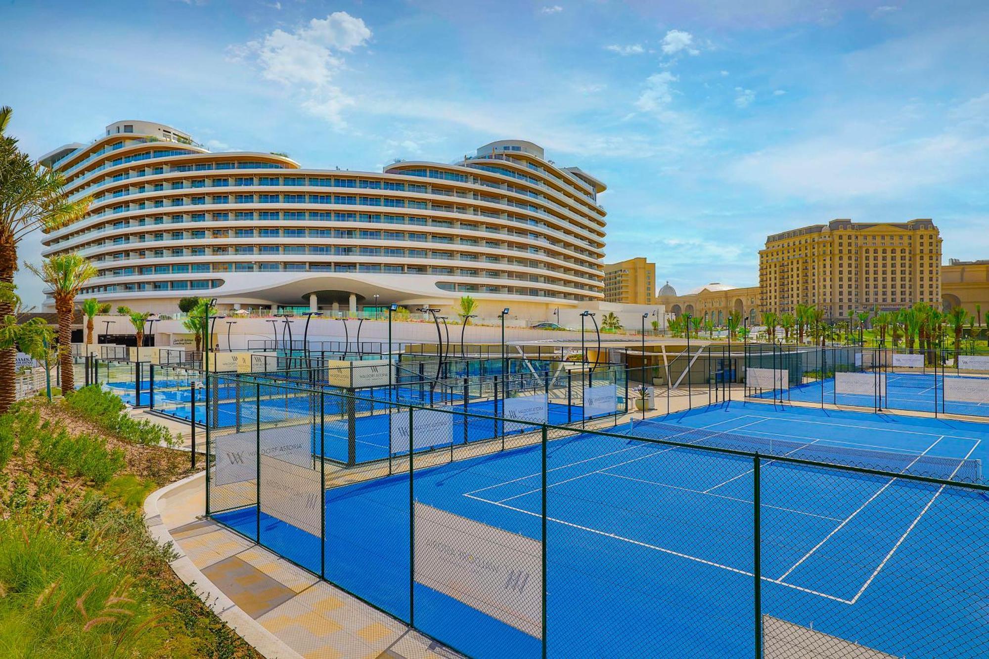 Waldorf Astoria Doha Lusail Exteriér fotografie Tennis courts at Jumeirah Royal Mirage