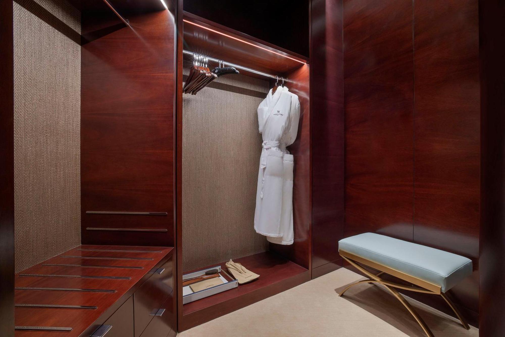 Waldorf Astoria Doha Lusail Exteriér fotografie A bathrobe in a hotel room